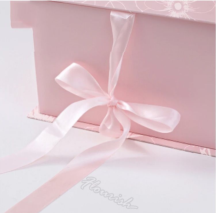 بسته بندی جعبه هدیه گل با پنجره شفاف و نوار سازگار با محیط زیست
